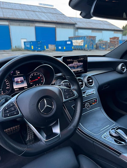 Mercedes-Benz C200 4 of 5