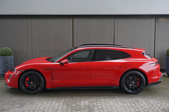 Porsche Taycan Sport Turismo 3 of 5