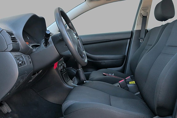 Toyota Avensis 5 of 5