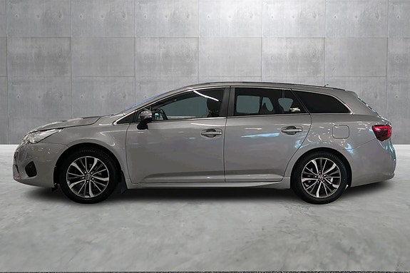 Toyota Avensis 2 of 5