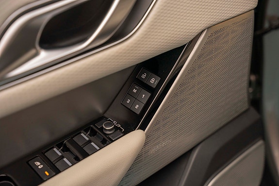 Land Rover Range Rover Velar 24 of 30