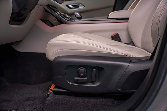 Land Rover Range Rover Velar 28 of 30