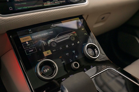 Land Rover Range Rover Velar 17 of 30