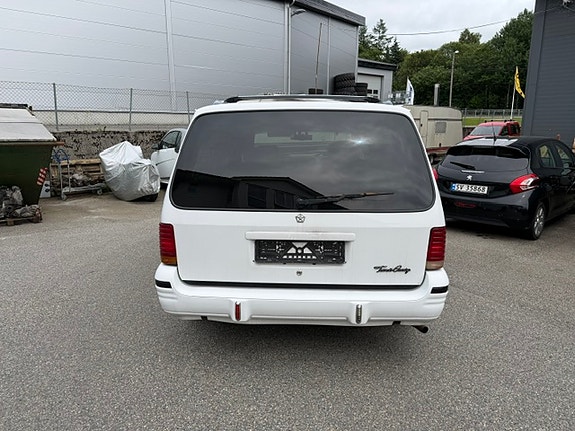 Chrysler Town & Country 3 of 5