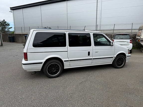 Chrysler Town & Country 2 of 5