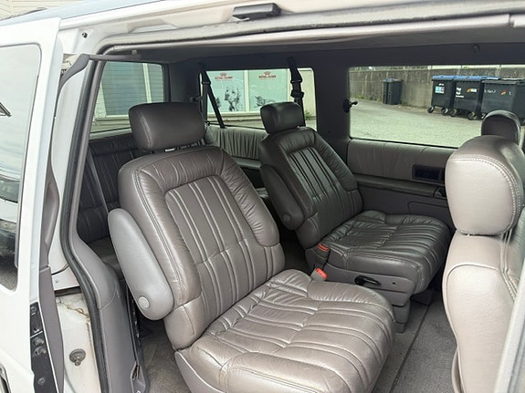 Chrysler Town & Country 5 of 5