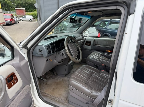 Chrysler Town & Country 4 of 5