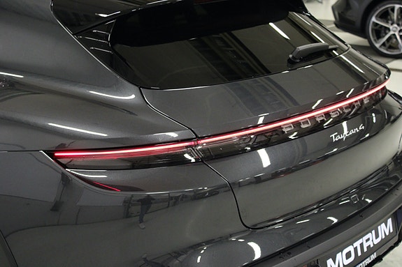 Porsche Taycan Cross Turismo 10 of 30
