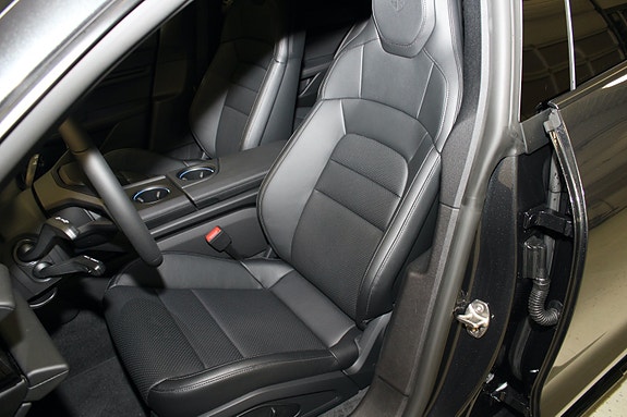 Porsche Taycan Cross Turismo 13 of 30