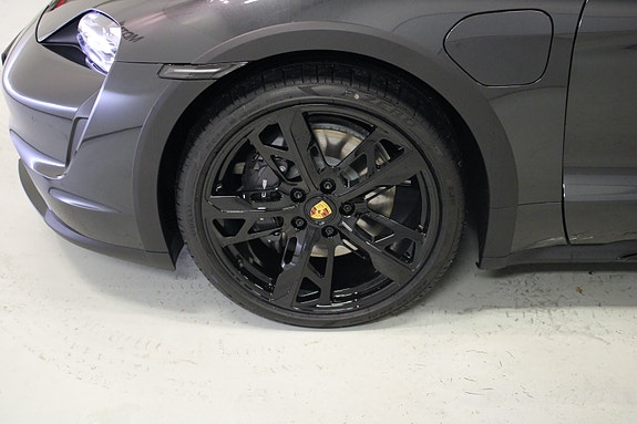 Porsche Taycan Cross Turismo 6 of 30
