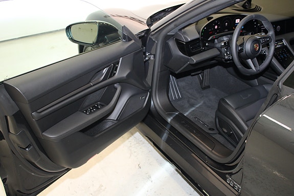 Porsche Taycan Cross Turismo 11 of 30