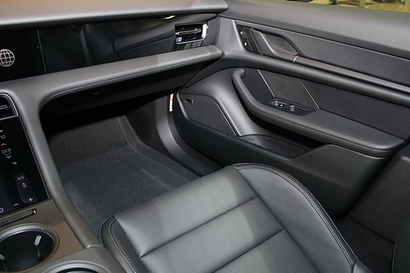 Porsche Taycan Cross Turismo 19 of 30