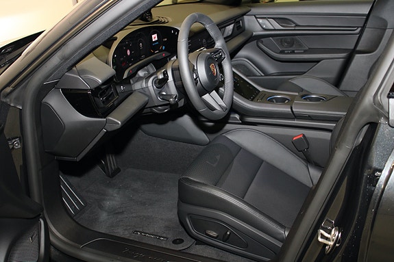 Porsche Taycan Cross Turismo 12 of 30
