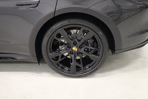Porsche Taycan Cross Turismo 7 of 30