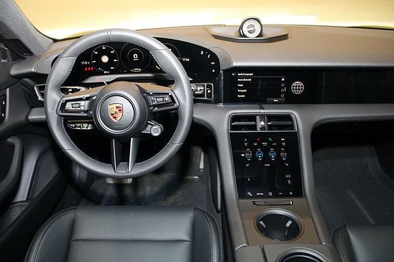 Porsche Taycan Cross Turismo 18 of 30