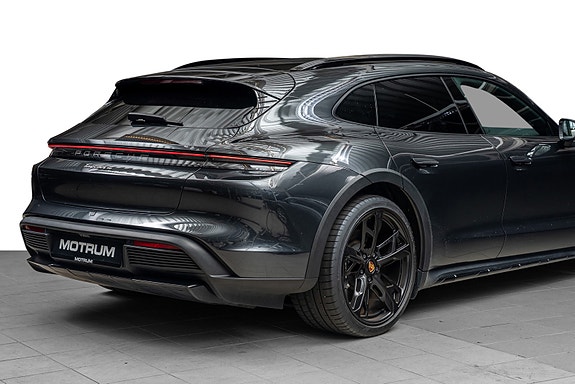 Porsche Taycan Cross Turismo 9 of 30