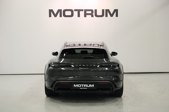 Porsche Taycan Cross Turismo 4 of 5