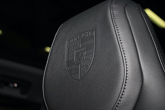 Porsche Taycan Cross Turismo 14 of 30