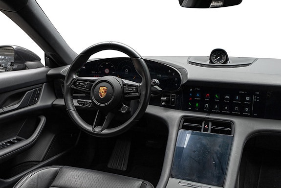 Porsche Taycan Cross Turismo 14 of 30