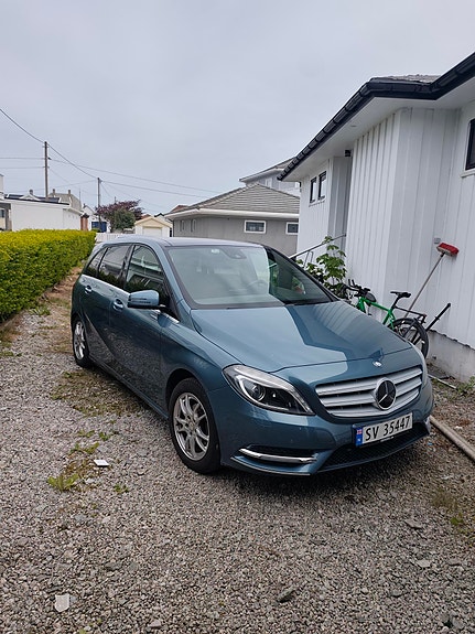 Mercedes-Benz B180 3 of 4