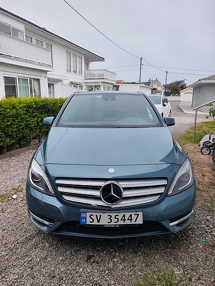 Mercedes-Benz B180 2 of 4