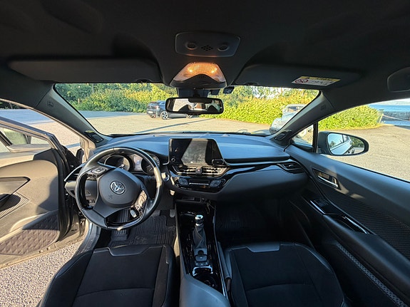 Toyota C-HR 12 of 30
