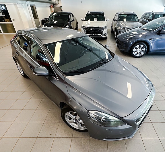 Volvo V40 2 of 5