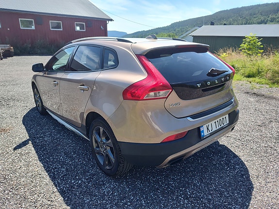 Volvo V40 Cross Country 3 of 5