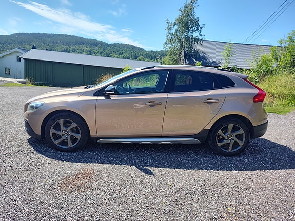Volvo V40 Cross Country 2 of 5