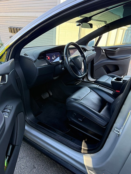 Tesla Model X 9 of 17