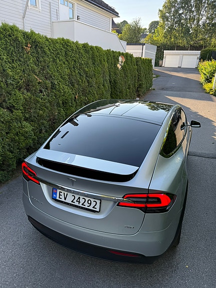 Tesla Model X 7 of 17