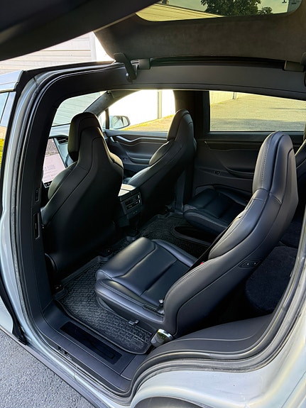 Tesla Model X 14 of 17