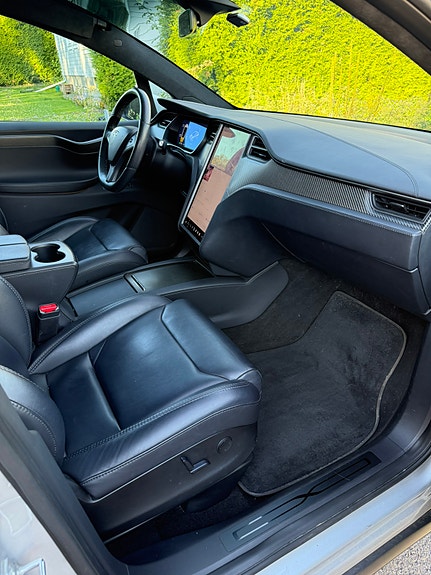 Tesla Model X 11 of 17