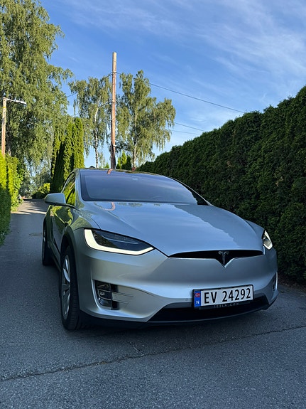 Tesla Model X 4 of 17