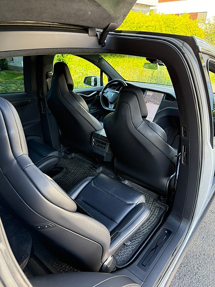 Tesla Model X 13 of 17