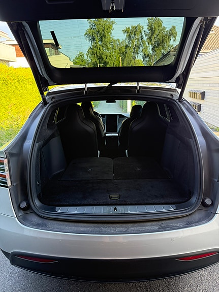 Tesla Model X 15 of 17
