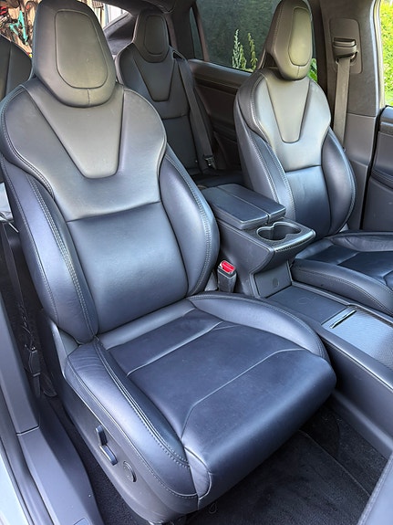 Tesla Model X 12 of 17