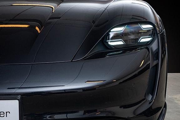 Porsche Taycan Cross Turismo 3 of 5