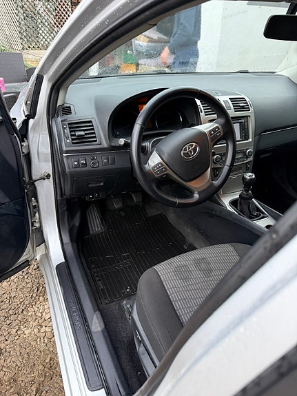 Toyota Avensis 14 of 16
