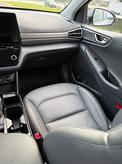 Hyundai IONIQ 24 of 30