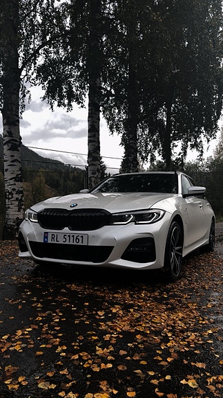 BMW 330e 3 of 5