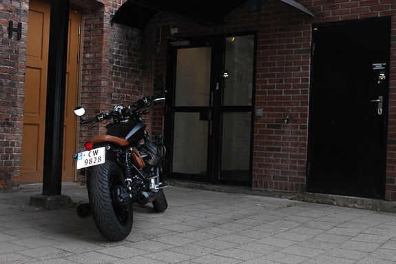 Moto Guzzi V9 Bobber 2 of 5