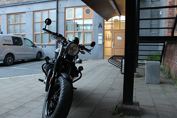 Moto Guzzi V9 Bobber 4 of 5