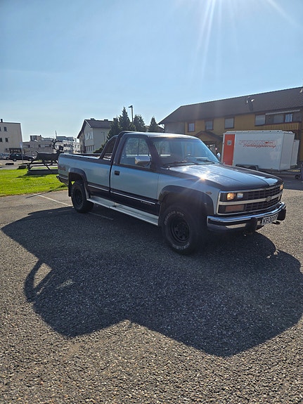 Chevrolet Silverado 2 of 5