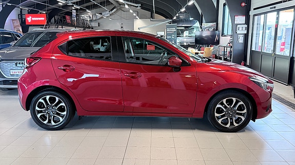 Mazda 2 4 of 5