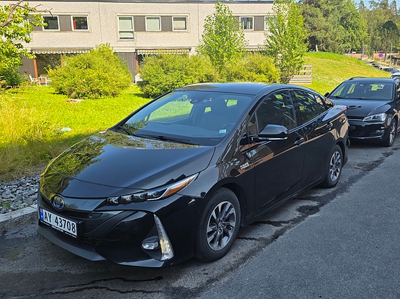 Toyota Prius Plug-in Hybrid 2 of 30