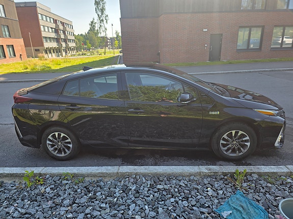 Toyota Prius Plug-in Hybrid 7 of 30