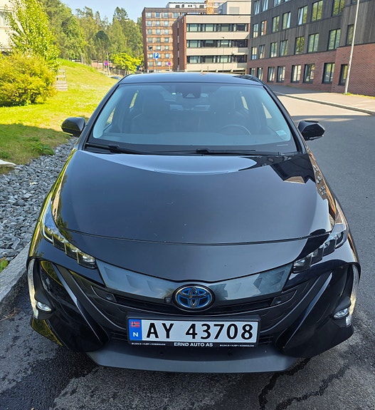 Toyota Prius Plug-in Hybrid 3 of 30