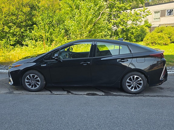 Toyota Prius Plug-in Hybrid 5 of 30