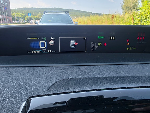 Toyota Prius Plug-in Hybrid 17 of 30